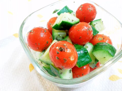 パクパク食べやすい♪簡単トマトとキュウリのサラダ